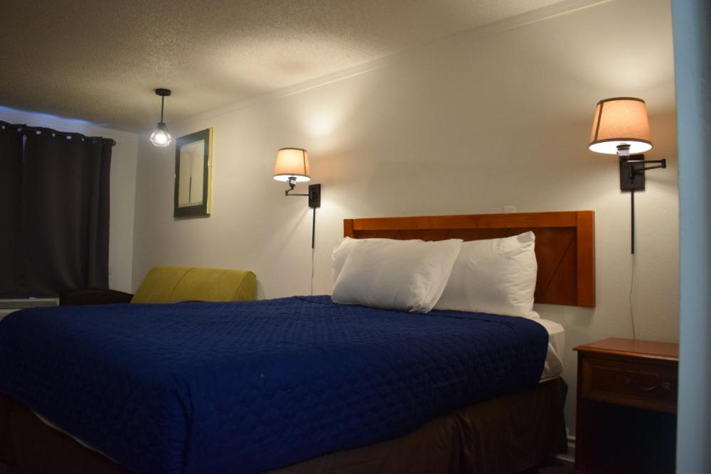 King Bed Non-Smoking interior