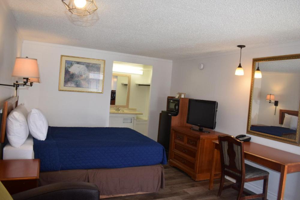 Queen Bed Non-Smoking interior